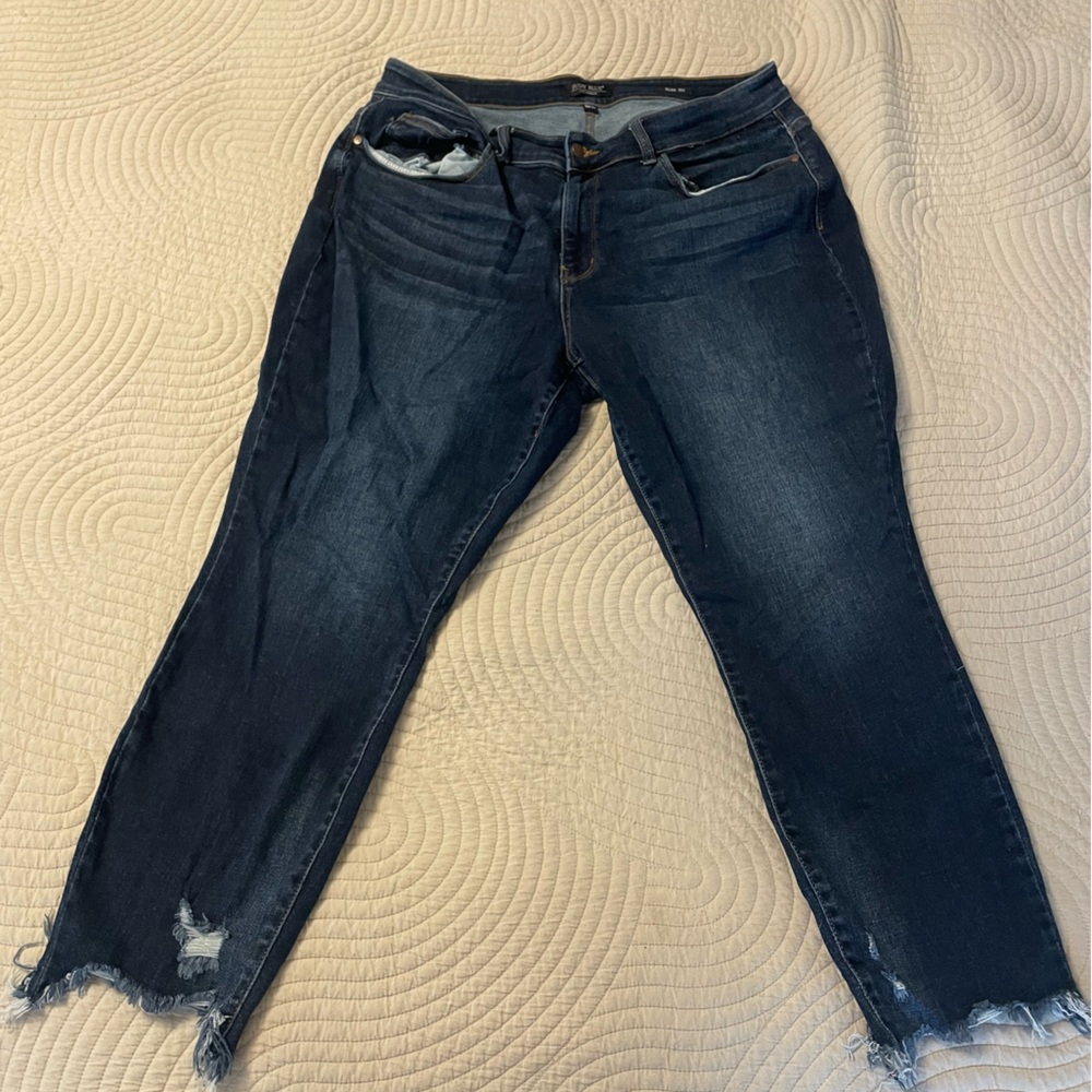 Judy Blue Dark Wash Slim Fit Straight Leg Jeans with Distressed Hem